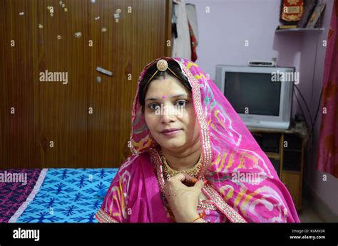 Indian Woman In Ghunghat Veil Hi Res Stock Photography And Images Alamy