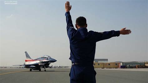 Chinese Stunt Fliers Hype Fighter Jets at Dubai Air Show – The China ...