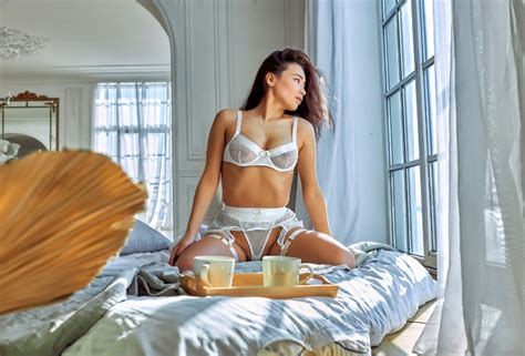 Обои brunette women model hips women indoors in bed bra panties lingerie white bra