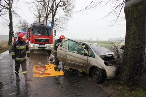 Niebezpieczny Wypadek Na Prostej Drodze Osobowy Citroen Rozbity Na