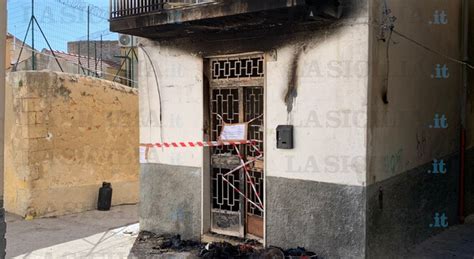 Incendio In Casa A Noto Enne Muore Carbonizzato Nel Tentativo Di