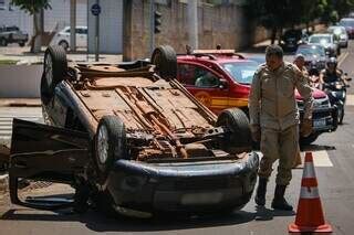 Motorista Se Distrai Bate Em Guard Rail E Capota Crian A De Anos