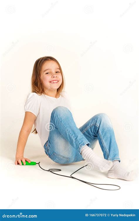 Peu Fille Gay Dans Les Jeux De Vêtements Sport Photo stock Image du mignon beau 166737072