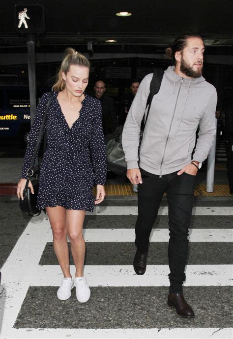 Photo Margot Robbie Et Son Mari Tom Ackerley Arrivent L A Roport De