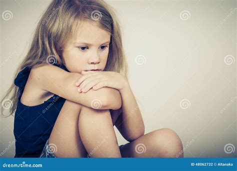 Portrait De Petite Fille Blonde Triste Photo Stock Image Du Rémission