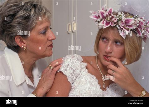 Impatient jeune épouse d être approché par sa mère femme mature Photo Stock Alamy