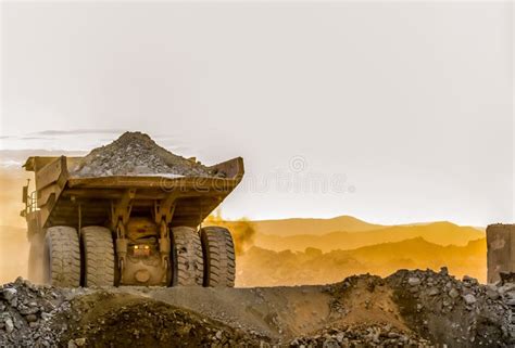 Camiones Volquete De La Explotación Minera Que Transportan El Mineral