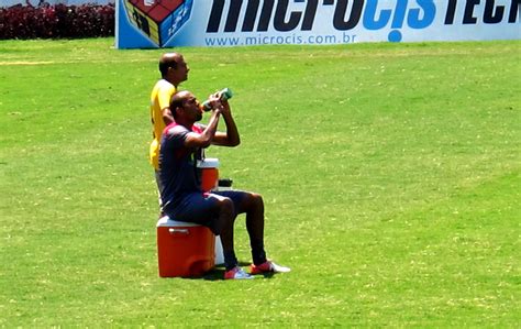 Após rachão olé Alecsandro faz hora extra nas conclusões a gol