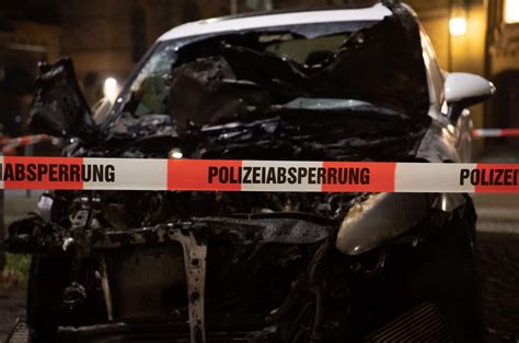 Auto Brennt Nach Unfall Auf Bundesstra E Aus Fahrer Tot