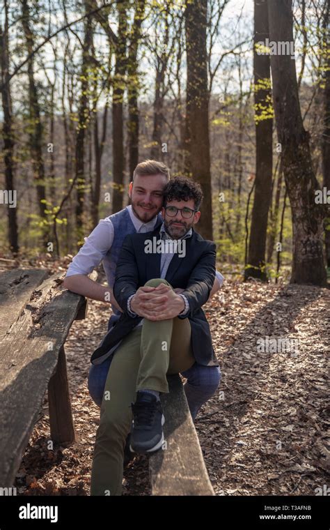Deux hommes beau couple gay assis sur un banc en forêt Les loisirs en plein air Tourné sur