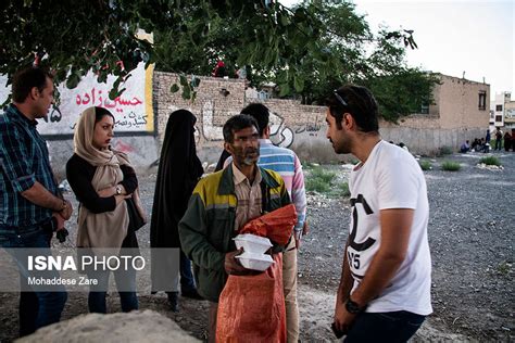 ایسنا توزیع افطاری در میان کارتن‌خواب‌ها