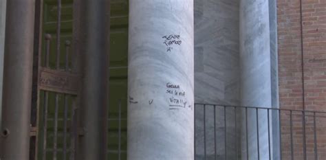 Vandali Imbrattano Il Duomo Di Livorno