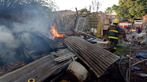 Voraz incendio consume predio en colonia Las Julietas de Torreón El