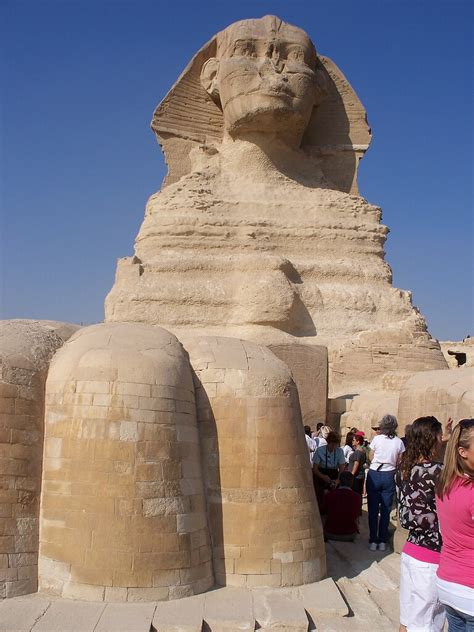 The Sphinx At Giza Sphinx And Right Paw Said By Edgar Cayc Flickr