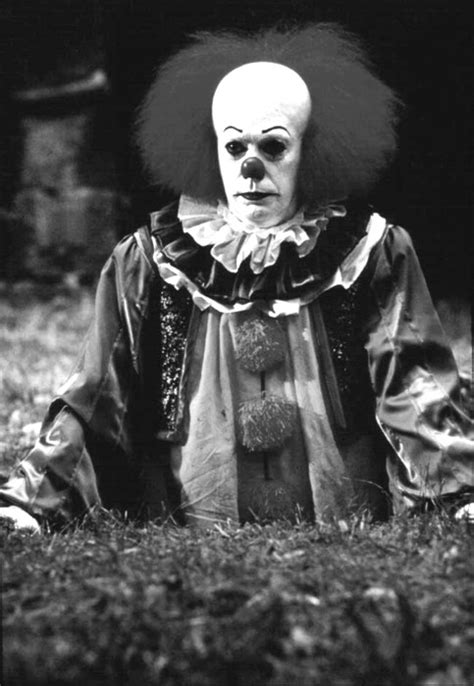 log  scary clowns pennywise  dancing clown stephen king movies