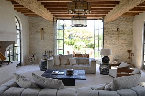 La rénovation d un mas provençal dans les Alpilles en style contemporain