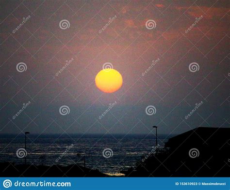 Costa Mar Tima En La Puesta Del Sol En Sicilia Italia Imagen De