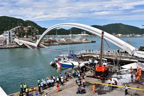 Bridge in Taiwan collapses, at least 10 people injured with authorities ...