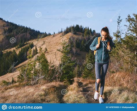 Imagem Da Posi O Feliz Do Caminhante Da Mulher Na Borda Do Cume Da