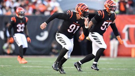 Report: Bengals' Hendrickson suffered hyperextended knee injury Sunday ...