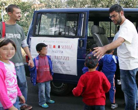 Tutti Pronti Per La Gita Nel Bosco Il Pulmino Lascia A Piedi I Bambini