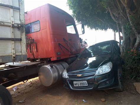 Carreta Desgovernada Atinge Carros No Centro De Nova Mamor A