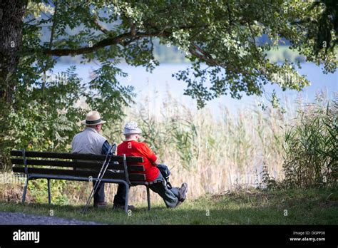 Couple De Personnes âgées Sur Un Banc Banque De Photographies Et D