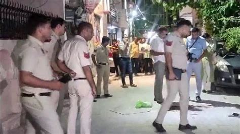 Delhi Murder 42 साल की महिला की पहले की सरेआम हत्या फिर घर पहुंचकर