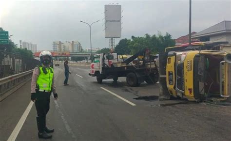 Sopir Hilang Kendali Truk Terguling Di Tol Jakarta Tangerang Okezone