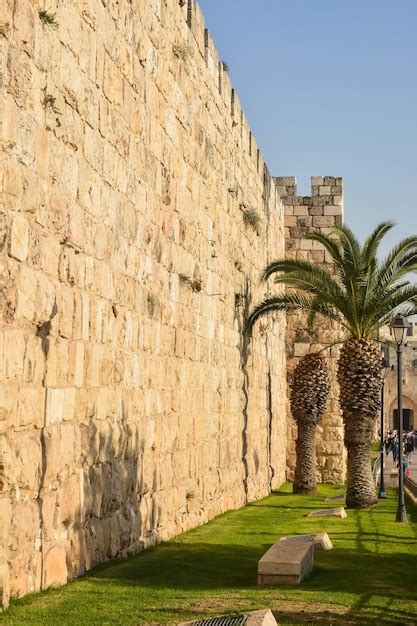 Premium Photo | The walls of the old city in jerusalem