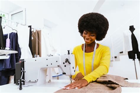 Styliste Travaillant Dans Un Atelier De Création De Vêtements