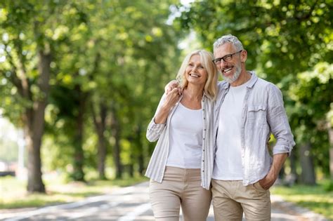 Retrato De Una Hermosa Pareja De Ancianos Caminando Juntos En El Parque