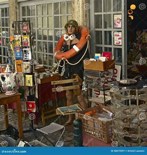 Feira da ladra de Lisboa fotografia editorial. Imagem de boneca - 58619597