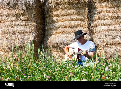 Westliche cowboy gitarrenmusik -Fotos und -Bildmaterial in hoher ...