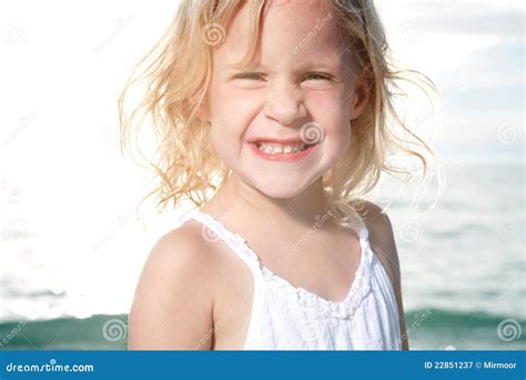 La Petite Fille Apprécie Le Jour Ensoleillé à La Plage Image stock