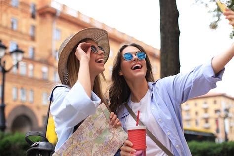 Foto de duas meninas desfrutando de passeios turísticos ao ar livre