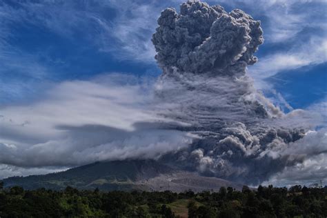 Indon Sie Le Sinabung De Nouveau En Ruption Une Alerte A Rienne