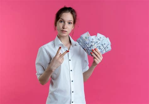 Jeune Fille Russe Blonde Confiante Gestes Signe De La Main De La Victoire Tenant De L Argent Sur