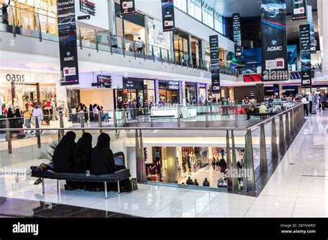 Vue intérieure du centre commercial Dubai Mall le plus grand centre