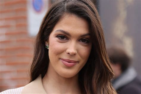 Iris Mittenaere a trouvé la manucure parfaite pour des mains ultra clean et ça change du nude