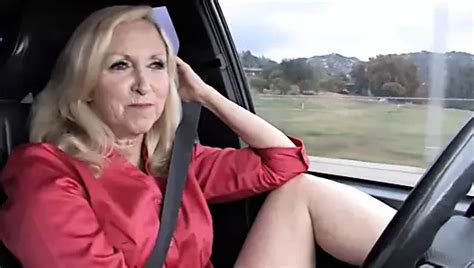 Britische MILF Macht Einen Spaziergang Durch Den Wald XHamster