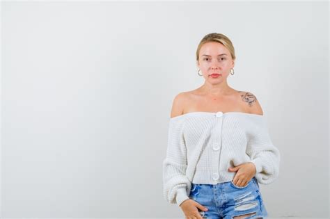 Junge blonde Frau in einem weißen Pullover Kostenlose Foto
