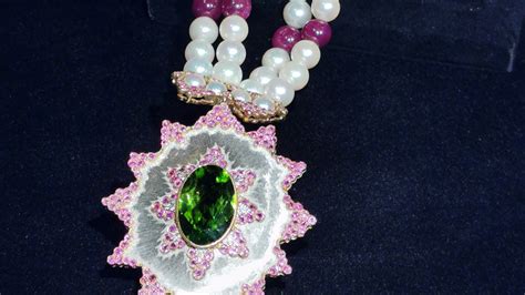 Peridot Gemstones Shine At Jewelry Museum Of Shenzhen Eyeshenzhen