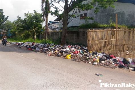 Jalan Soreang Cipatik Jadi Tempat Pembuangan Sampah Liar