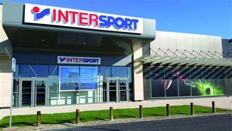 Intersport D Tr Ne Decathlon Sur Le March Du Textile Et Des