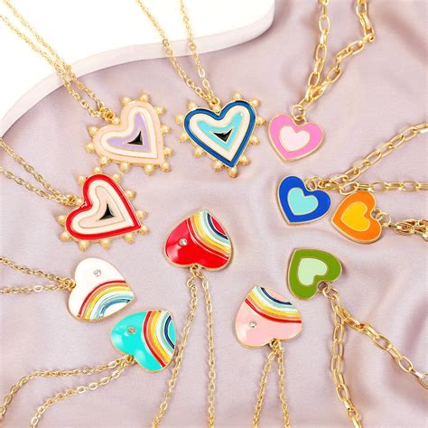 Collar con colgante de corazón de amor esmaltado colorido para mujer