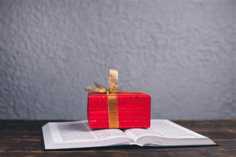 Un Libro Abierto De La Biblia Sobre La Mesa Un Regalo En La Biblia En