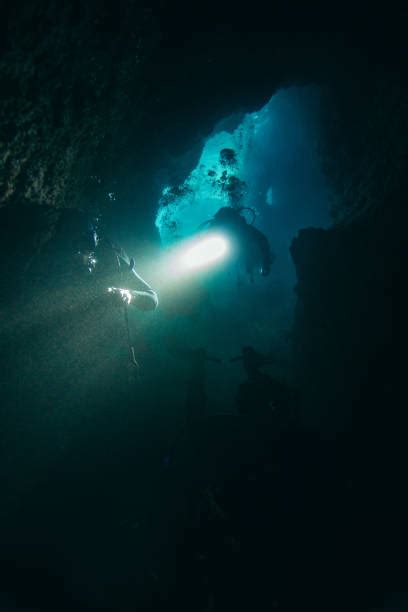 10 Explorer Buceo En Cuevas Submarinas Oscuridad Fotografías De Stock Fotos E Imágenes Libres