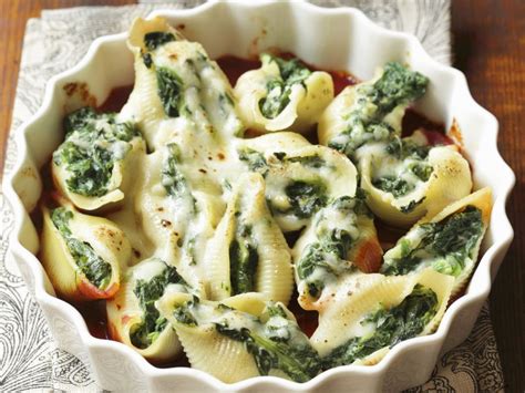 Large Pasta Shells with Spinach Filling Recipe | EatSmarter