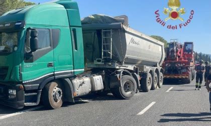 Camion Pieno Di Ghiaia Si Ribalta Traffico In Tilt Prima Firenze